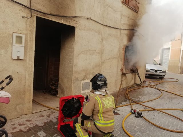 Bomberos apagan el incendio de una vivienda de Cehegín - 1, Foto 1