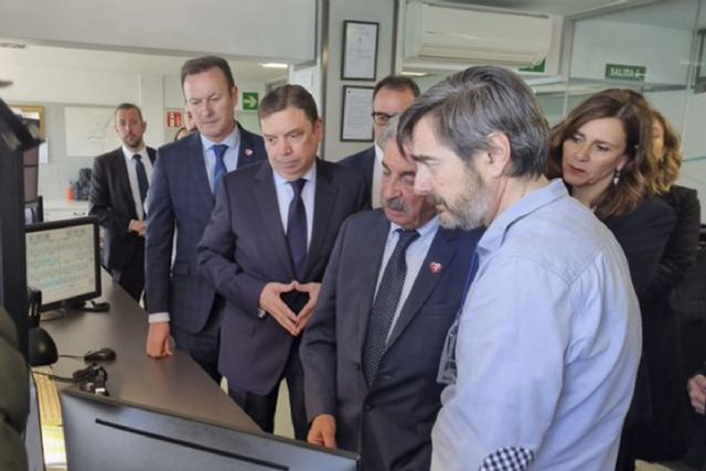 El ministro Planas traslada la solidaridad y el apoyo del Gobierno a los afectados por el hundimiento del pesquero Vilaboa Uno - 1, Foto 1