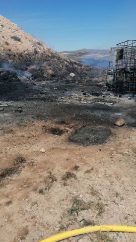 Incendio en terreno agrícola en el paraje Umbría del Factor en Yecla - 1, Foto 1