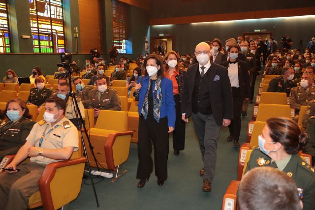 Robles y su homólogo ucraniano visitan a los militares heridos que reciben tratamiento en el Hospital Gómez Ulla - 1, Foto 1