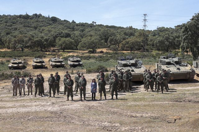 Robles visita la Base de ´Cerro Muriano´ y asiste a un ejercicio táctico - 1, Foto 1