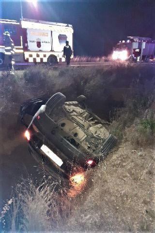 Trasladan al hospital al conductor de un turismo accidentado esta madrugada en Yecla - 1, Foto 1