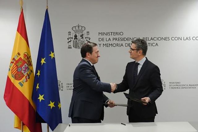 Félix Bolaños y José Manuel Albares firman un acuerdo para recuperar la Memoria Democrática en el exterior - 1, Foto 1