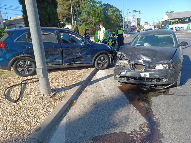 Servicios de emergencia atienden a dos heridos en un accidente de tráfico - 1, Foto 1