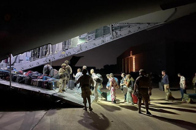 Los españoles de Jartum vuelan ya a Yibuti en un avión del Ejército tras salir de nuestra Embajada - 1, Foto 1
