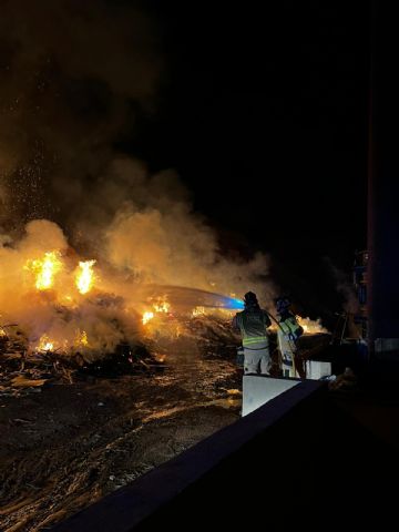 Incendio en la inmediaciones de una fabrica de esencias en Lorca - 1, Foto 1