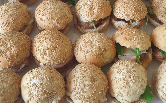 Teca Sàbat destaca los principales beneficios de contratar el servicio de catering para comuniones, bautizos y celebraciones familiares - 1, Foto 1