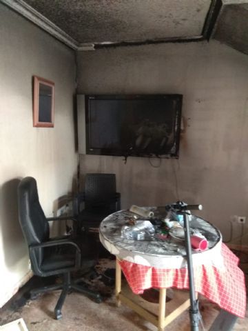 Seis personas atendidas por inhalación de humo en incendio de vivienda en Blanca - 1, Foto 1