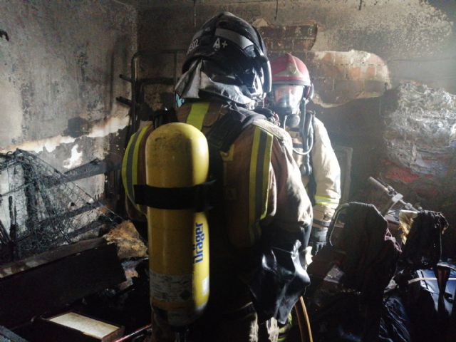 Bomberos extinguen un incendio en una vivienda en Lorca - 1, Foto 1
