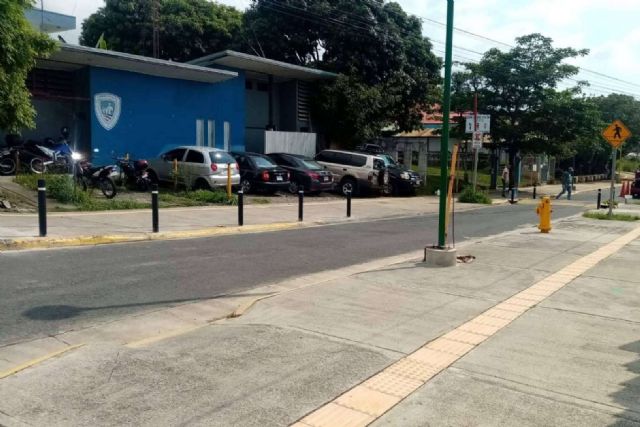 Suministro de pilonas reflectante de plástico reciclado en Costa Rica por Abadecom - 1, Foto 1