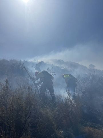Incendio forestal en la pedanía Lorquina de Almendricos en la Sierra de Enmedio cercano a la cantera - 1, Foto 1