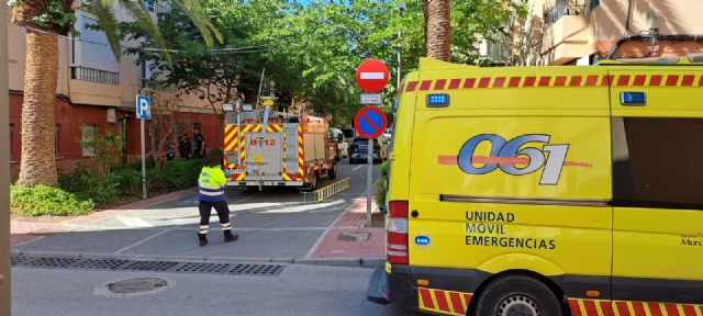 Servicios de emergencia rescatan y atienden a una mujer que había sufrido una caída en su domicilio de Lorca - 1, Foto 1