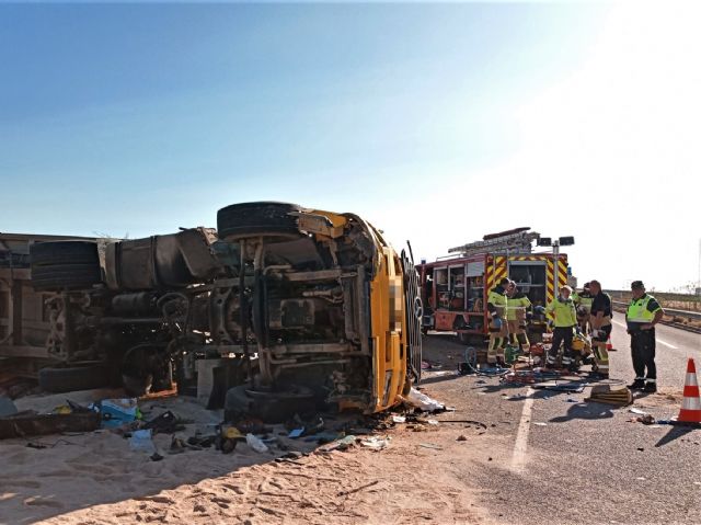 Trasladado al hospital un camionero, herido al volcar su vehículo en Fuente Álamo - 1, Foto 1