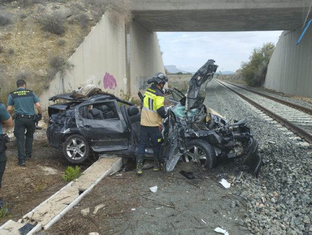 Rescatadosdos ocupantes de un turismo que ha caído desde un puente a la vía del tren - 1, Foto 1