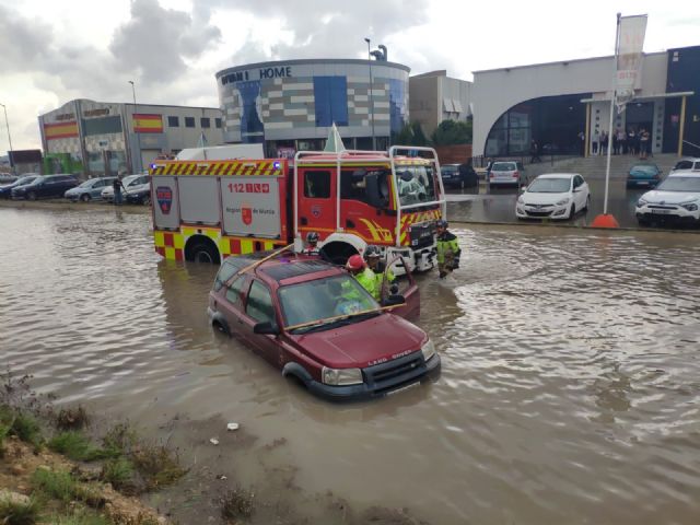 Rescatan al ocupante de un vehículo en Yecla atrapado por el agua - 1, Foto 1