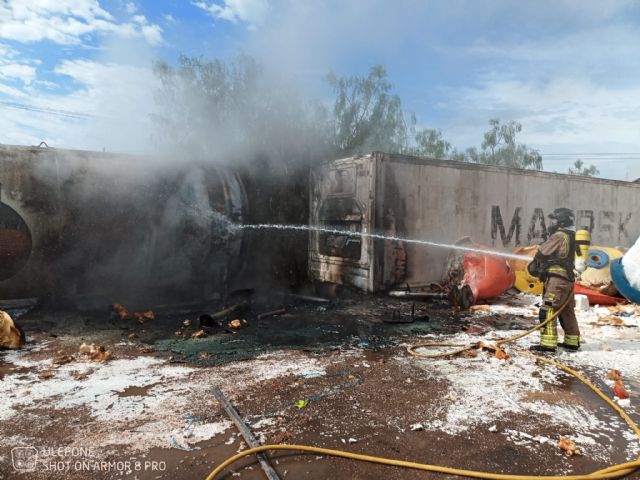 Servicios de emergencias sofocan un incendio en Ceutí - 1, Foto 1