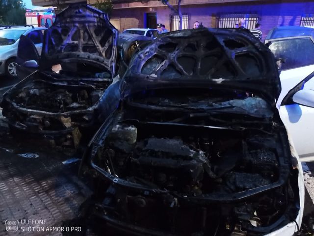 Bomberos apagan un incendio de un vehículo en Yecla - 1, Foto 1