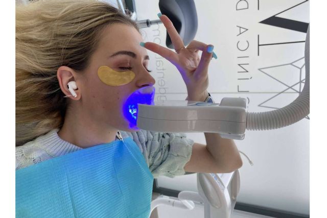 Conseguir una sonrisa radiante en una sesión con el blanqueamiento dental LED en Clínica MG Dental - 1, Foto 1
