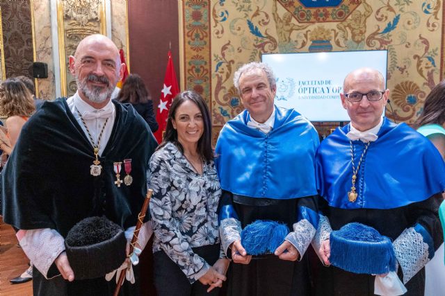Cione, con los nuevos graduados en óptica de la UCM - 1, Foto 1
