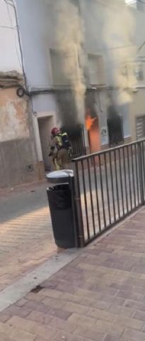 Bomberos apagaron ayer tarde incendio de vivienda en Alhama de Murcia, Foto 1