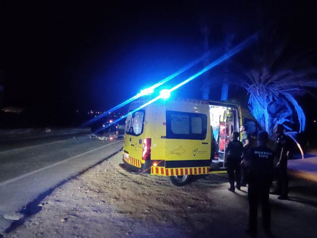 Trasladan al hospital al conductor de un turismo gravemente herido esta madrugada en el Puerto de Mazarrn, Foto 1