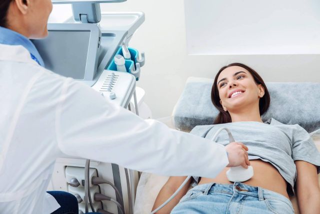 ¿Cuáles son las ventajas de contar con un ginecólogo en las distintas etapas de vida de una mujer?, con el Doctor Ramón Usandizaga - 1, Foto 1