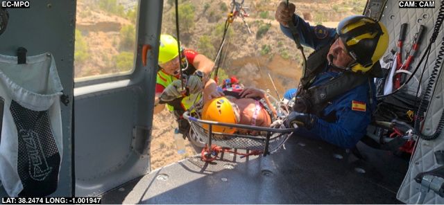 Servicios de emergencias rescatan y trasladan al hospital a una excursionista herida en Abanilla - 1, Foto 1