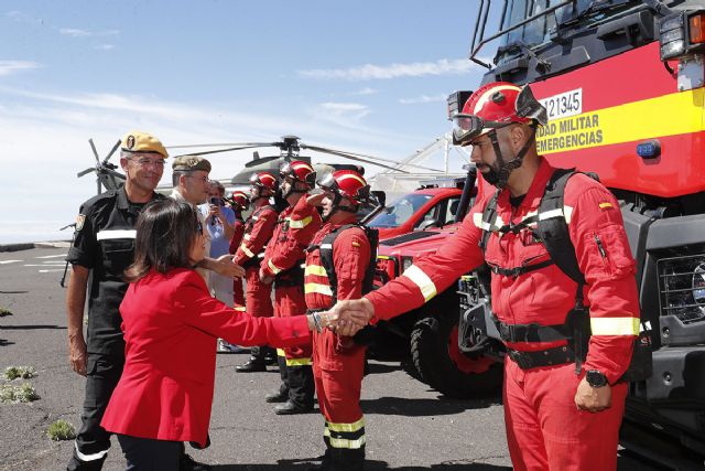 La ministra de Defensa pone en valor el trabajo en equipo y de coordinación de la UME en el incendio de Tenerife - 1, Foto 1