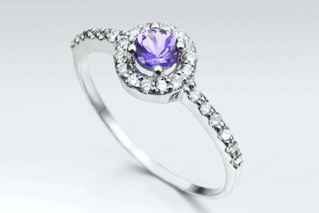La gema tanzanita está de moda en joyería y anillos de compromiso - 1, Foto 1