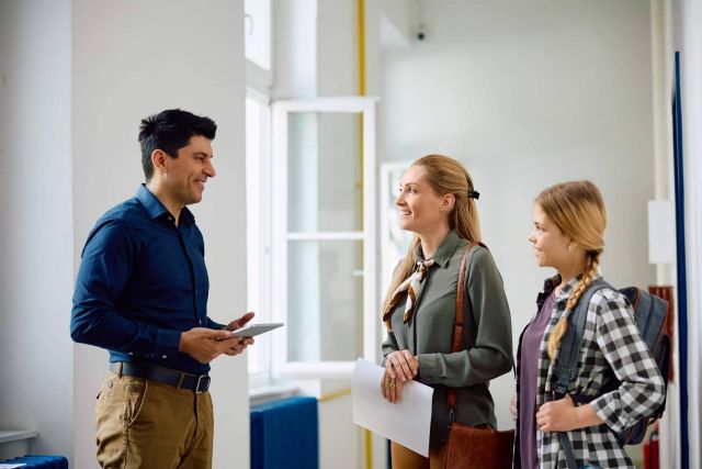 UpToYou dispone de una escuela de padres y madres para caminar de la mano del centro educativo - 1, Foto 1