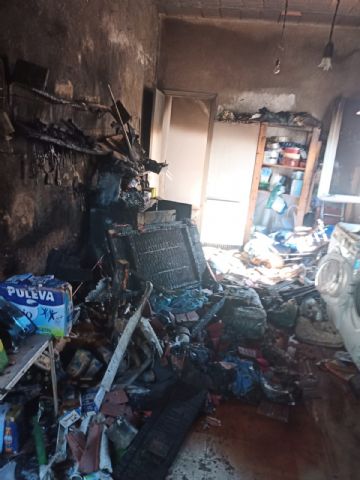 Bomberos apagan el incendio declarado en una vivienda en San Javier - 1, Foto 1