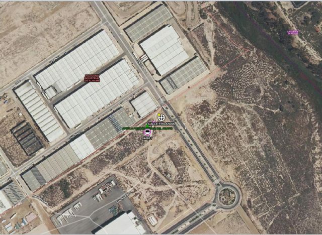 Servicios de emergencia atienden y trasladan a tres trabajadores heridos en accidente laboral en Alhama de Murcia, Foto 1