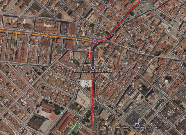 Servicios sanitarios de emergencia atienden y trasladan a un herido en accidente de tráfico en San Javier - 1, Foto 1