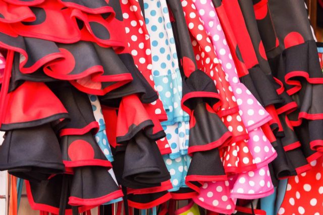 La falda rociera; el atuendo flamenco auténtico que refleja cultura y moda andaluza en Viva La Feria - 1, Foto 1