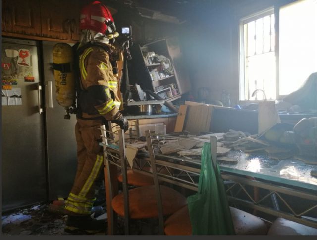Bomberos acuden a sofocar incendio de vivienda en Lorca - 1, Foto 1