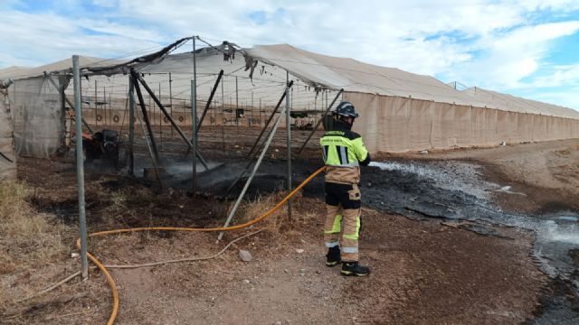 Servicios de emergencia han sofocado el incendio que se ha originado en un invernadero, en Águilas - 1, Foto 1