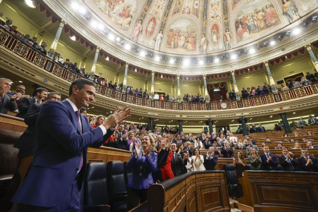 Pedro Sánchez recibe el aplauso de la bancada socialista tras ser investido presidente del Gobierno de la XV Legislatura, Foto 1