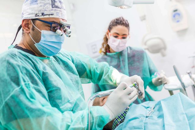 Dental Implantologie cuenta con especialistas en cirugía periodoncia - 1, Foto 1