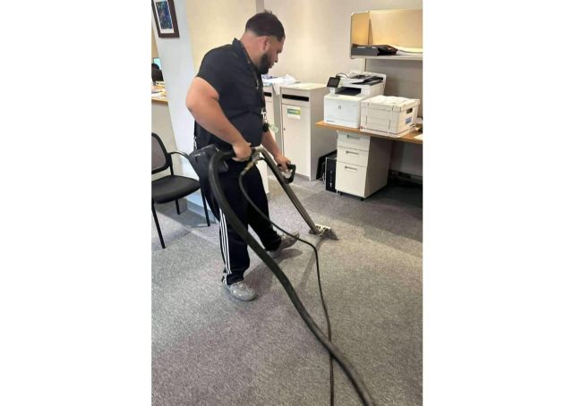 Trinidad Contractor Services proporciona su ayuda en la importante tarea de limpiar y aspirar las alfombras - 1, Foto 1