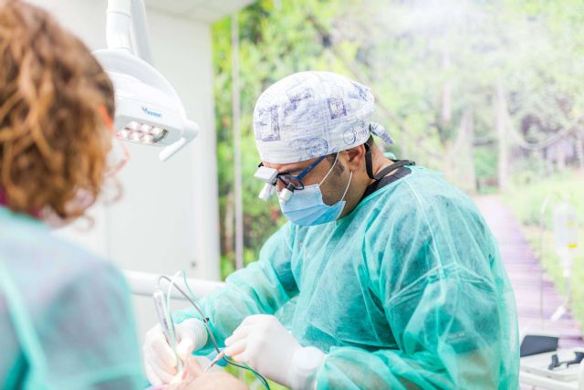 Dental Implantologie cuenta con expertos en odontología estética en Sevilla - 1, Foto 1