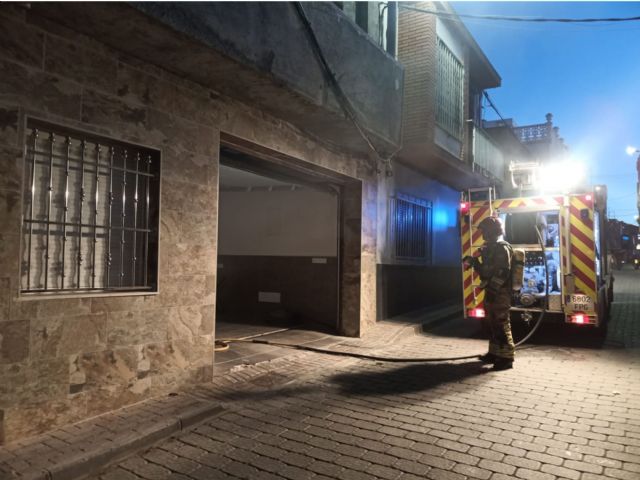 Servicios de Emergencia han extinguido el incendio originado en el bajo de una vivienda, en Águilas - 1, Foto 1