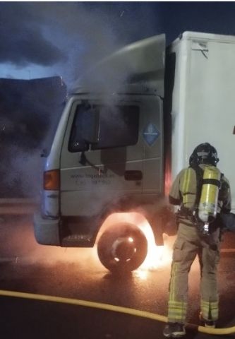 Bomberos del CEIS apagan incendio en el motor de un camión en Las Torres de Cotillas - 1, Foto 1