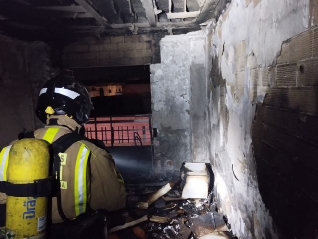 Bomberos apagan el incendio de una vivienda en el casco urbano Beniel - 1, Foto 1