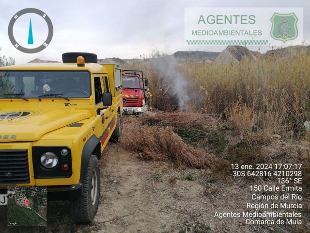 Extinguen el incendio que se ha originado en el cauce del río Mula, en Campos del Río - 1, Foto 1