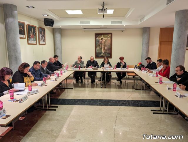 El alcalde felicita al Nazareno de Honor y al Pregonero de la Semana Santa del 2024 tras su nombramiento por parte del Ilustre Cabildo Superior de Procesiones - 3