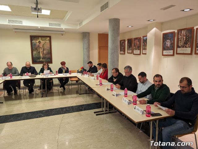 El alcalde felicita al Nazareno de Honor y al Pregonero de la Semana Santa del 2024 tras su nombramiento por parte del Ilustre Cabildo Superior de Procesiones - 4