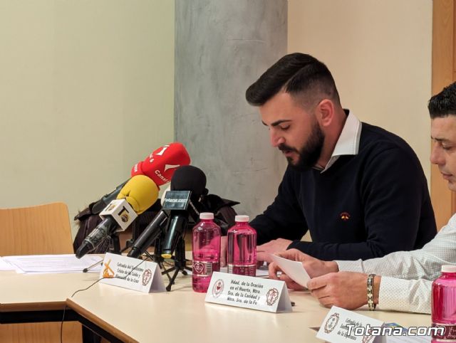 El alcalde felicita al Nazareno de Honor y al Pregonero de la Semana Santa del 2024 tras su nombramiento por parte del Ilustre Cabildo Superior de Procesiones - 6