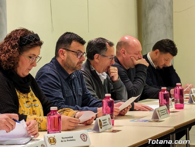 El alcalde felicita al Nazareno de Honor y al Pregonero de la Semana Santa del 2024 tras su nombramiento por parte del Ilustre Cabildo Superior de Procesiones - 7