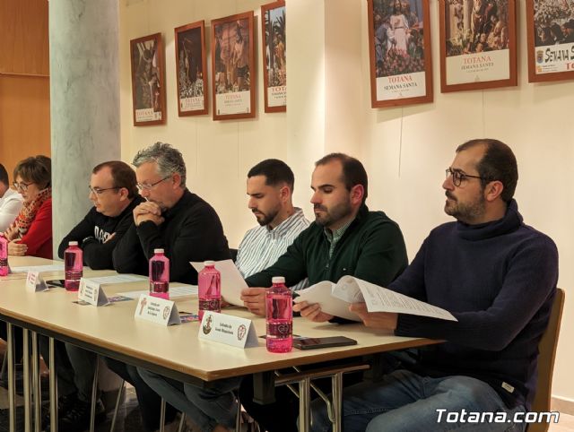 El alcalde felicita al Nazareno de Honor y al Pregonero de la Semana Santa del 2024 tras su nombramiento por parte del Ilustre Cabildo Superior de Procesiones - 8