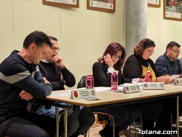 El alcalde felicita al Nazareno de Honor y al Pregonero de la Semana Santa del 2024 tras su nombramiento por parte del Ilustre Cabildo Superior de Procesiones - 9